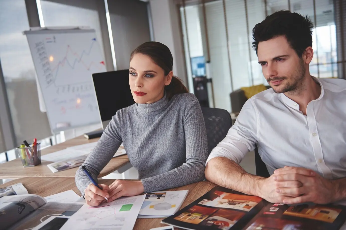 Деловые люди в поисках лучшего варианта.